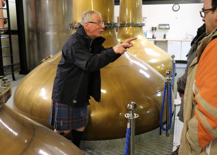 De gids tijdens een whiskytour in de Arran distillery. Foto: Schotland op Maat