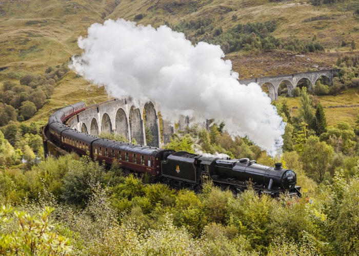De Harry Potter-trein rijdt over het Glenfinnan-viaduct.