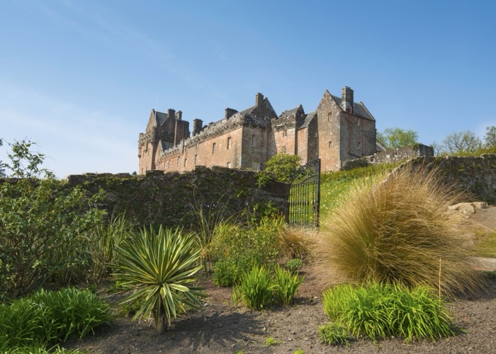 Brodick Castle, Garden and Country Park ligt op het eiland Arran en wordt beheerd door de National Trust for Scotland.