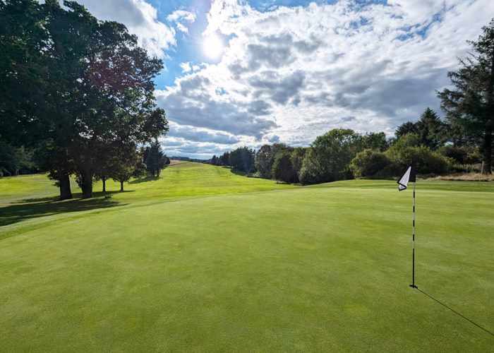 Zicht op een green op de Dumfries & Galloway Golf Club