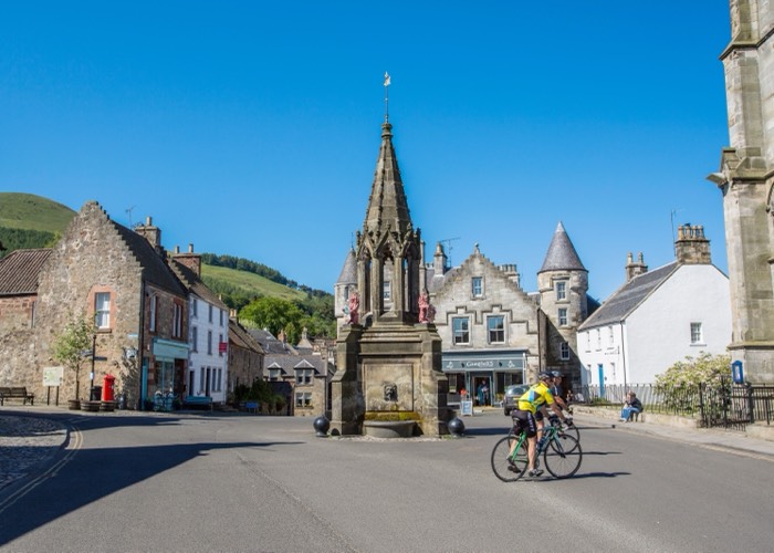 Tijdens deze autorondreis Outlander bezoekt u Falkland (Inverness)