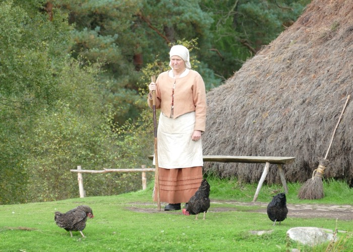 In het Highland Folk Museum in Newtonmore hielp Claire met het bewerken van de Tweed stof ( ©Schotland op Maat)