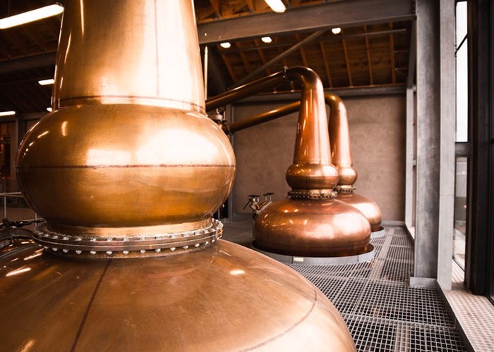 De koperen pot stills van de Lindores Abbey Distillery