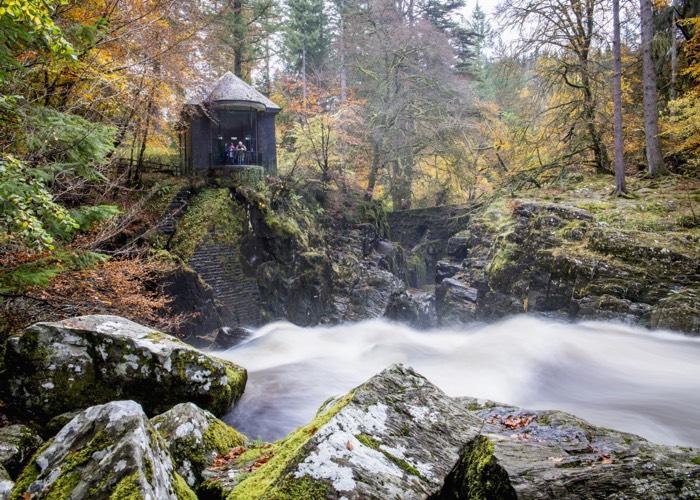 De Ossian Hall kijkt uit op de Black Linn Falls in Dunkeld Hermitage