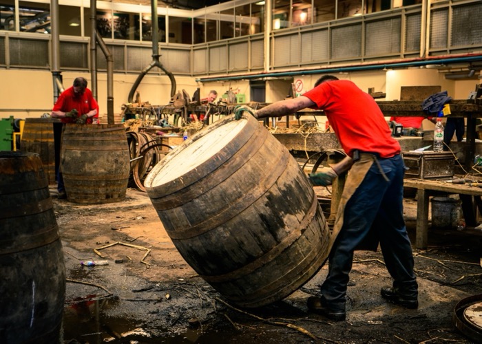 Een kuiper herstelt een whiskyvat